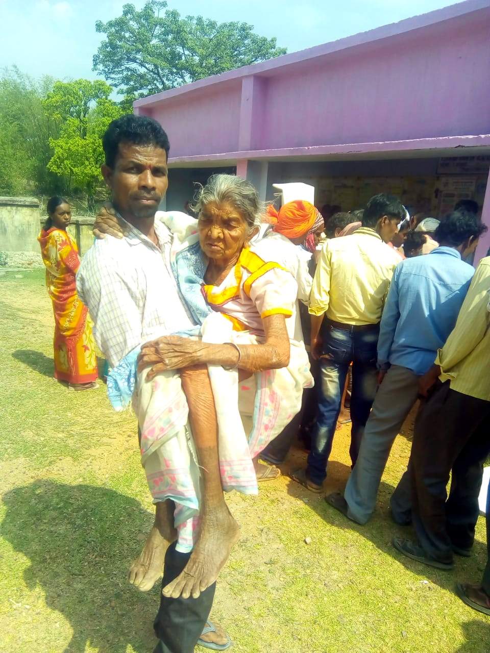 ” चल बेटा, ले चल वोट दिलाने…!”