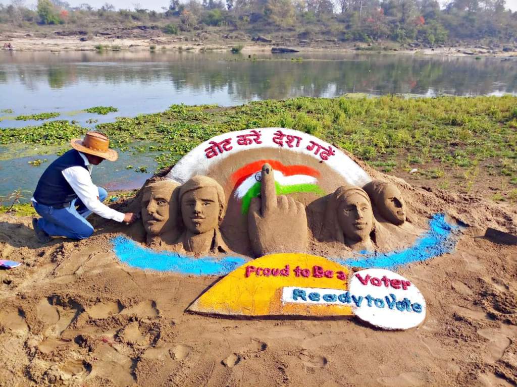 वोट करें, देश गढ़ें : रेत-कलाकृति से मतदाता-जागरुकता की&nbsp;अपील