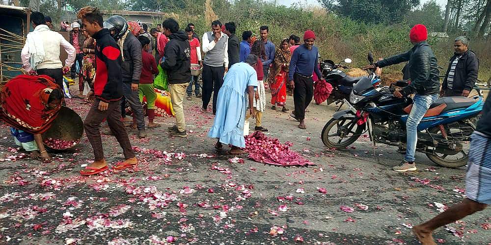 प्याज लूट : गाड़ी पलटने पर इधर कराहता रहा ड्राइवर,  उधर लोग लूटते रहे&nbsp;प्याज