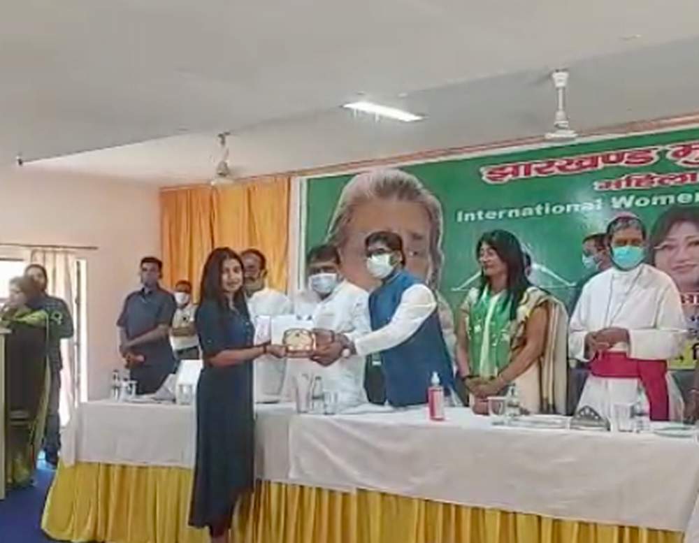 पावरलिफ्टिंग में शानदार प्रदर्शन करने वाली ऐश्वर्या को मुख्यमंत्री ने किया&nbsp;सम्मानित