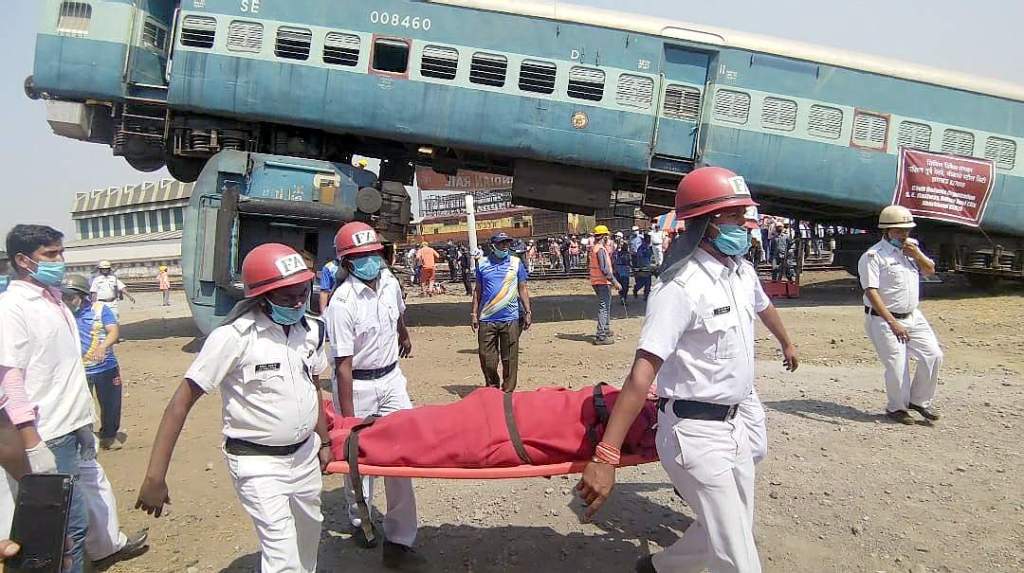 स्टेशन पर पलटी ट्रेन और अफरातफरी देख जब हो गए सब हैरान, जानें क्या था&nbsp;मामला