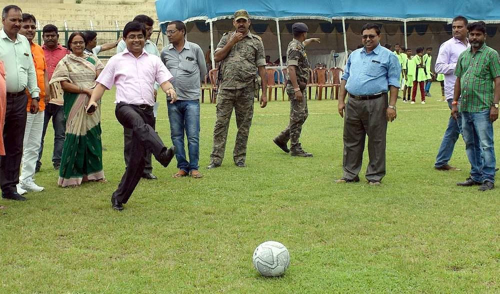 DC ने मारी किक और शुरू हो गयी जिलास्तरीय सुब्रतो फुटबॉल प्रतियोगिता