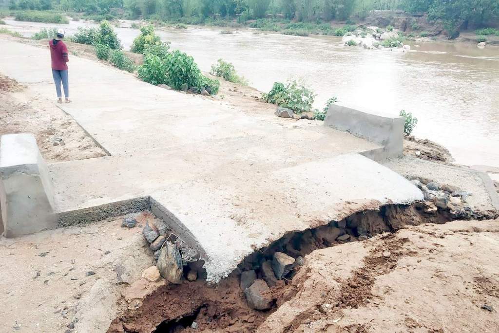 बारिश ने ऐसे खोली सड़क-निर्माण में धांधली की&nbsp;पोल