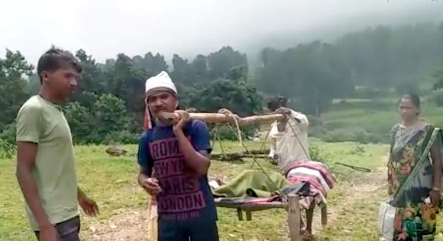 सात किलोमीटर तक खाट से कंधे पर ले गए मरीज, नहीं आया 108&nbsp;एम्बुलेंस