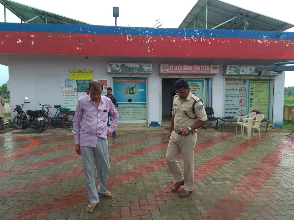 निहत्थे बूढ़े पहरेदार के भरोसे था पेट्रोल पंप, अपराधियों ने बाथरूम में बंद कर यूं लूटे एक&nbsp;लाख