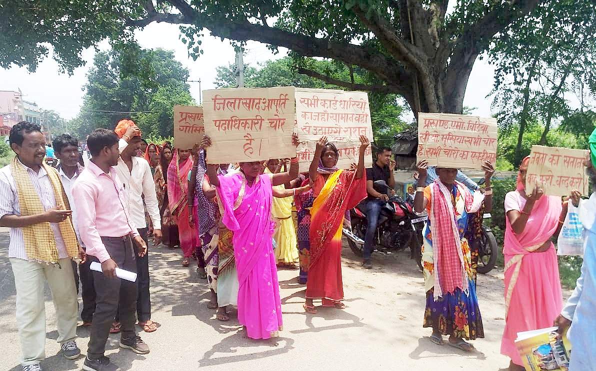 ‘चोर’ लिखित तख्तियों पर भड़का विवाद, BDO संग प्रदर्शनकारियों की नोंक-झोंक