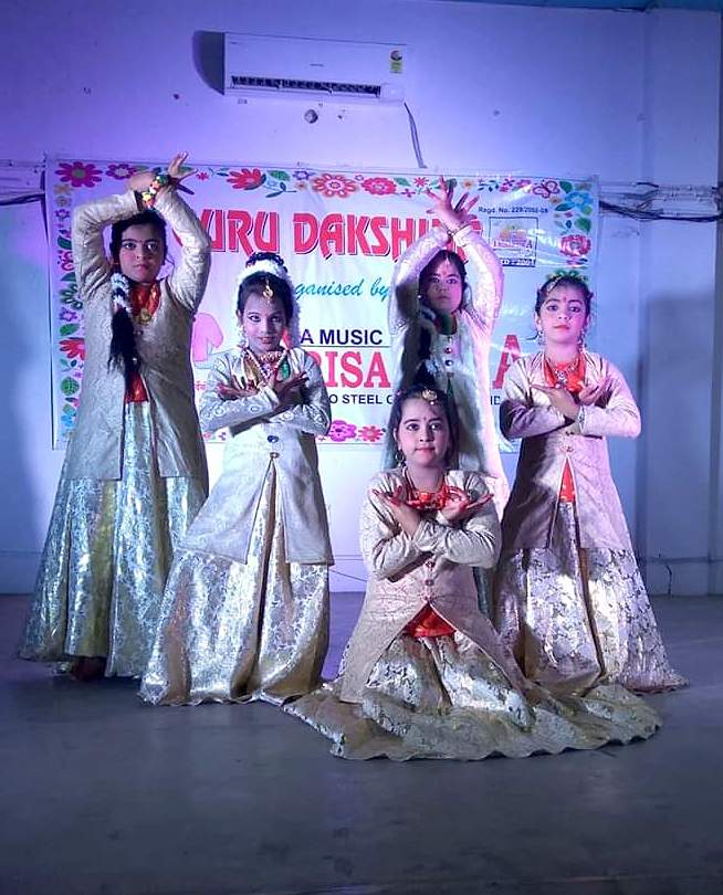 मनभावन नृत्य-प्रस्तुति से बच्चों ने दी “गुरु दक्षिणा”