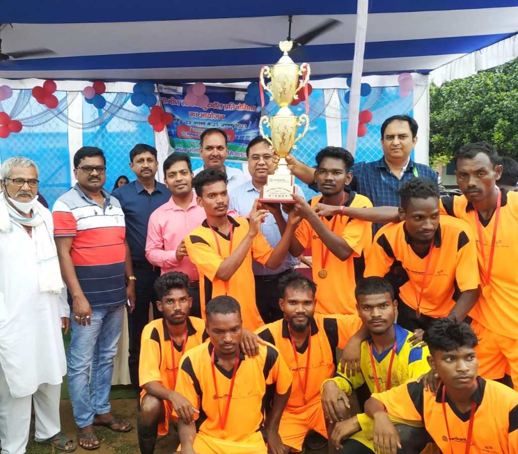 ईएसएल के इंटर विलेज फुटबॉल टूर्नामेंट में गांवों की प्रतिभाओं ने दिखाए दमखम, हुटुपाथर टीम बनी&nbsp;विजेता