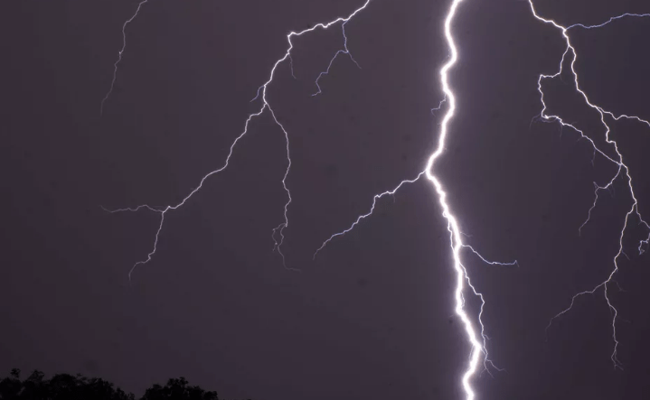 खेत में मेंढ़ बना रहे किसान की वज्रपात से&nbsp;मौत