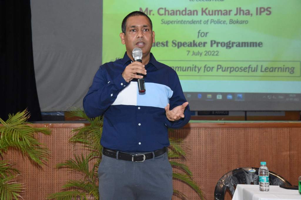 दृढ़ निश्चय के साथ बनाएं लक्ष्य, कामयाबी कदम चूमेगी :&nbsp;एसपी