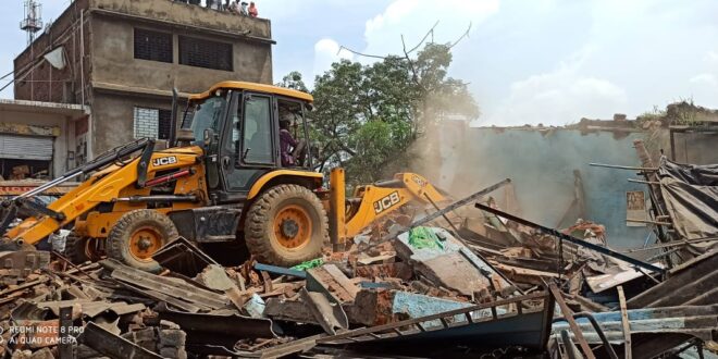 रामगढ़ के रांची रोड बाजार में चला रेलवे का बुलडोजर, जमींदोज हुईं दशकों पुरानी सब्जी मंडी व सैकड़ों&nbsp;दुकानें