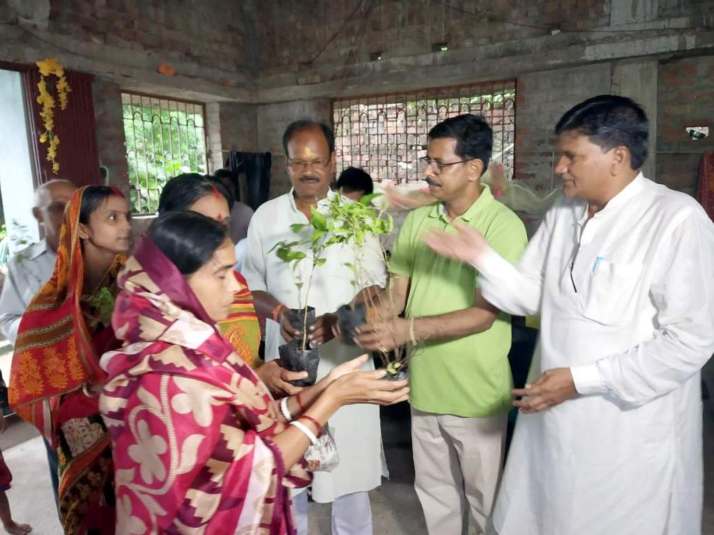 ‘सावन की सोमवारी, उपहार हमारी’ नारे के साथ चास नगर निगम की अनूठी पहल, भक्तों में बांटे तुलसी व बेल के&nbsp;पौधे