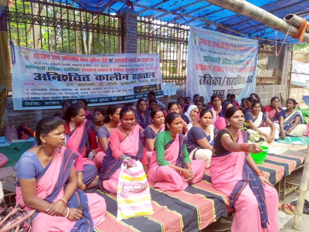 गोमिया की 600 आंगनबाड़ी सेविकायें हड़ताल पर, कुपोषण-मुक्ति कार्यक्रम पर पड़ेगा&nbsp;असर