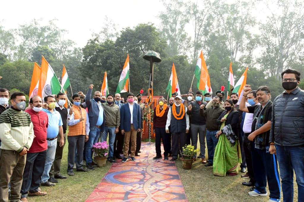 विजय दिवस… मां भारती और शहीदों की जय-जयकार से गूंजा इलाका, खूब लहराए&nbsp;तिरंगे