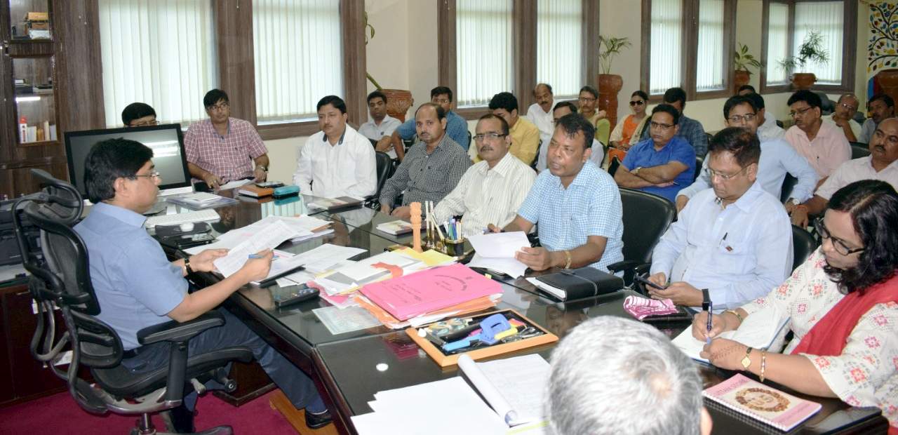 उपायुक्त ने की विकास योजनाओं की समीक्षा, हवाई अड्डा विस्तारीकरण में तेजी सहित दिये कई निर्देश