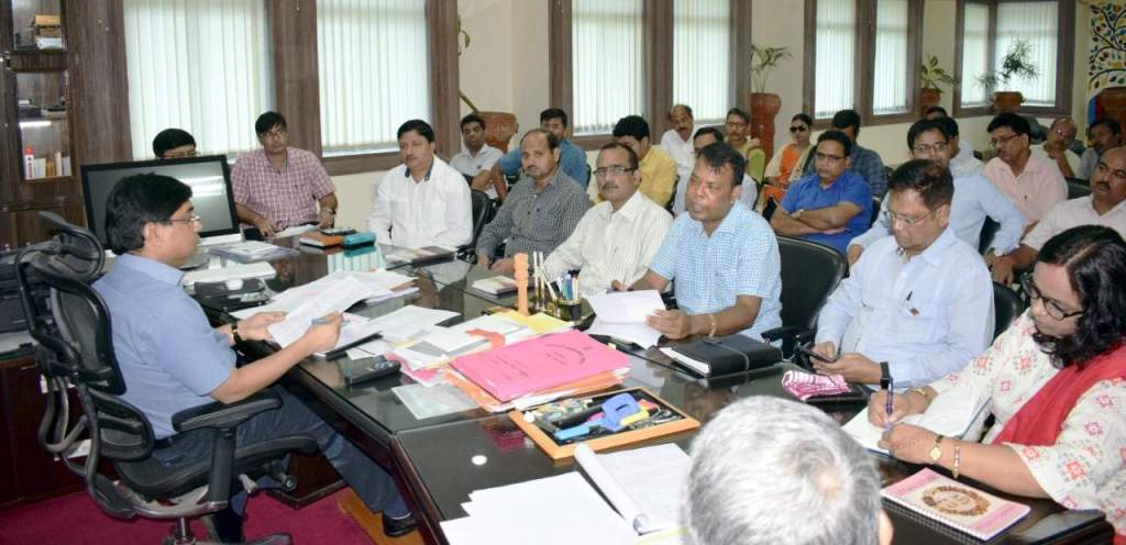 उपायुक्त ने की विकास योजनाओं की समीक्षा, हवाई अड्डा विस्तारीकरण में तेजी सहित दिये कई&nbsp;निर्देश