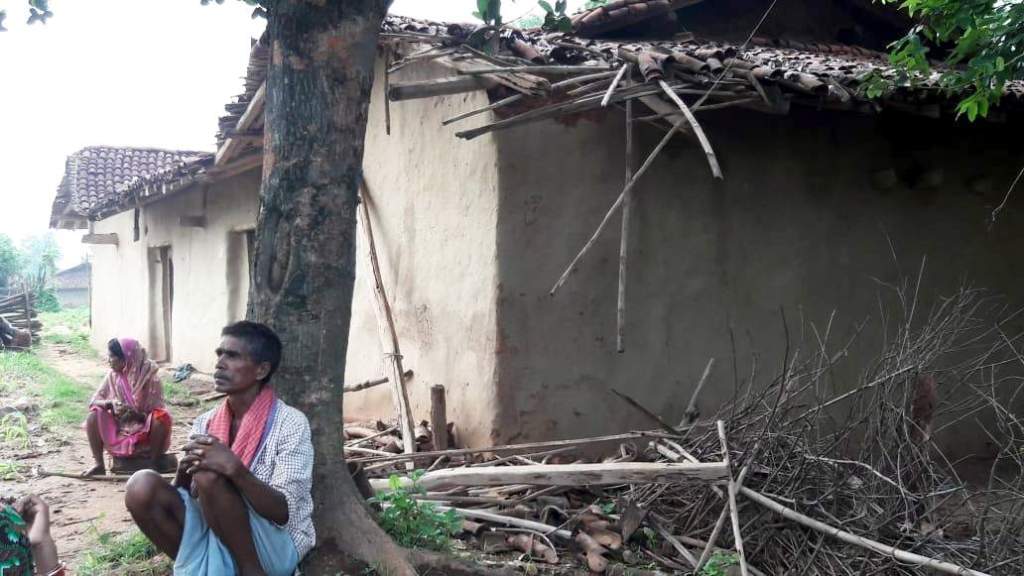 झुंड से बिछड़े हाथी ने मचाया उत्पात, मकान क्षतिग्रस्त, फसलें नष्ट करने के बाद अनाज किया&nbsp;चट