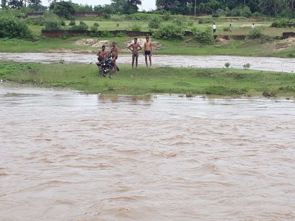 बाइक ले गए नदी में नहाने, बाढ़ आई तो यूं फंसे आफत&nbsp;में