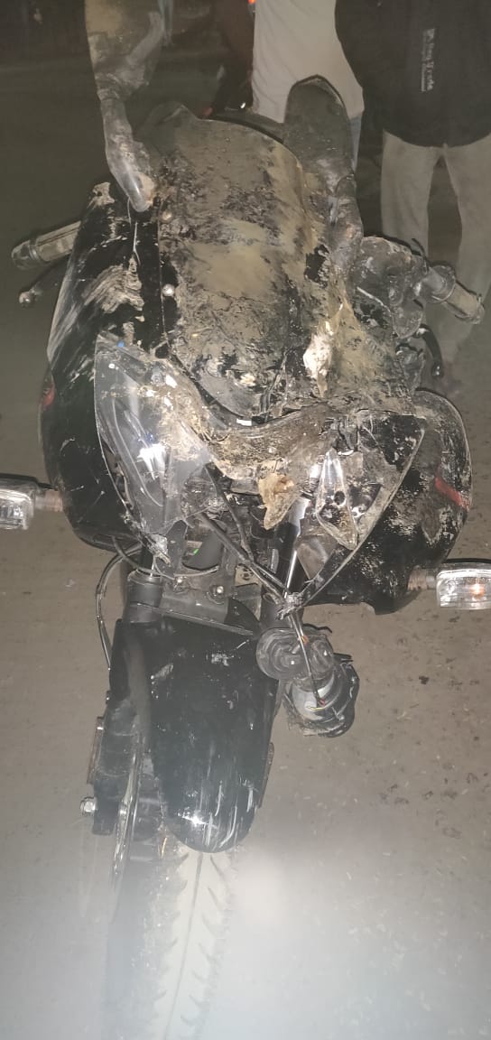 जाको राखे साईयां… ओवरब्रिज से 100 फुट नीचे बाइक समेत गिरा, फिर भी यूं बच गई&nbsp;जान