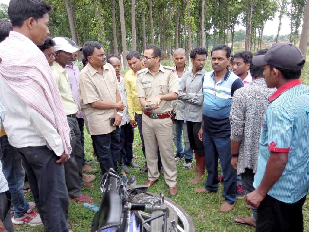 मालवाहक गाड़ी और बाइक में सीधी टक्कर, मुखियापुत्र सहित तीन युवक घायल, दो&nbsp;गंभीर