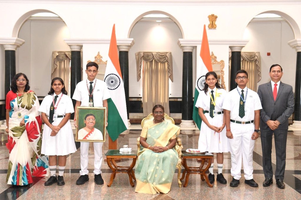 गर्व के क्षण… बोकारो के इस स्कूल के बच्चों ने राष्ट्रपति के साथ मनाया रक्षा बंधन का त्योहार, पेंटिंग भी भेंट&nbsp;की