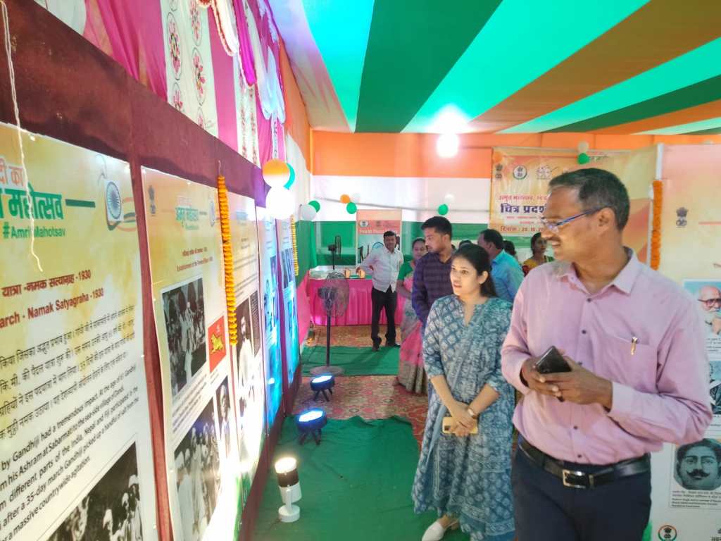 चित्रों के जरिए बच्चों ने दिखाई ‘स्वच्छ भारत मिशन’ व ‘अमृत महोत्सव’ की&nbsp;झलक