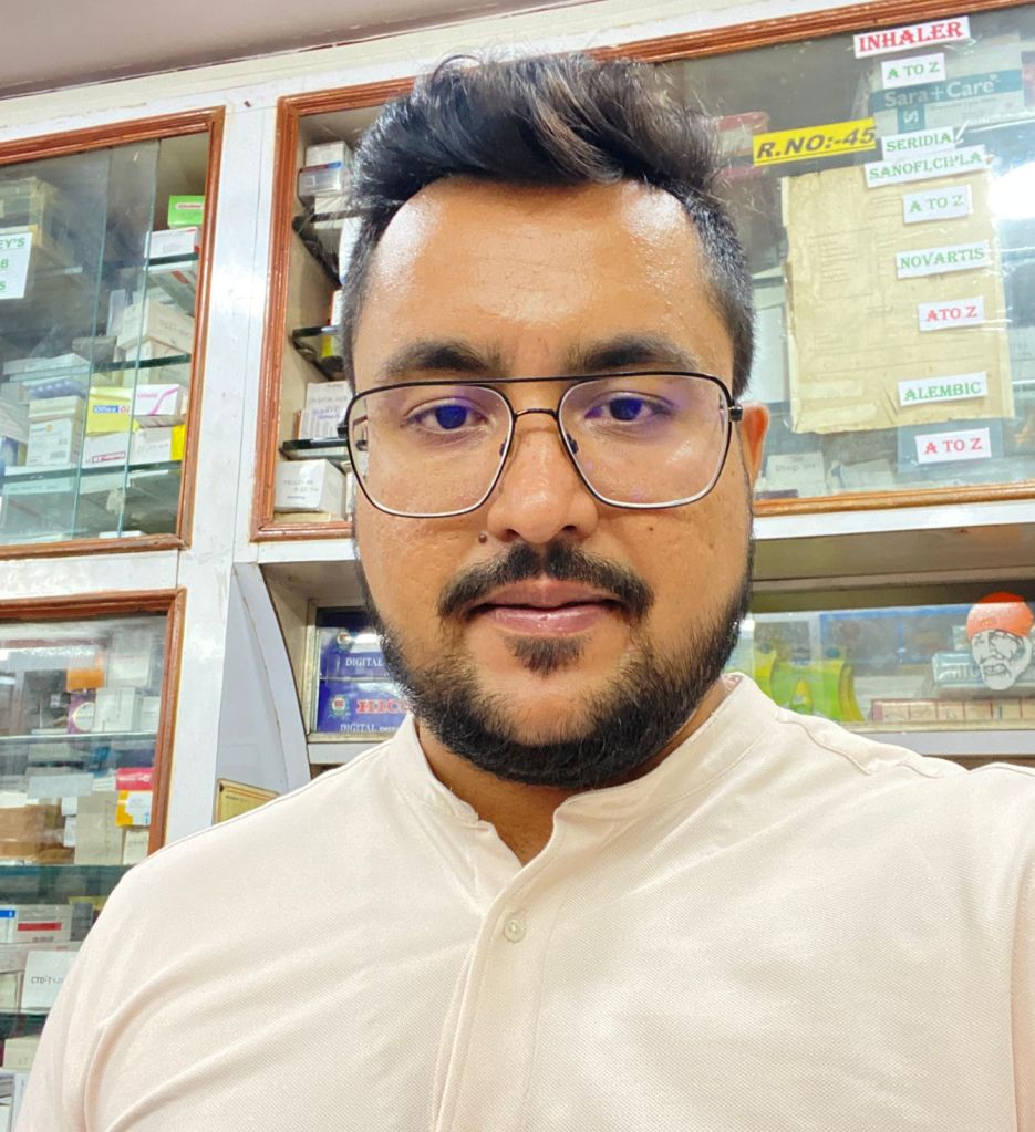 डीलक्स मेडिकल प्रतिष्ठान के संचालक अंकित सिंह