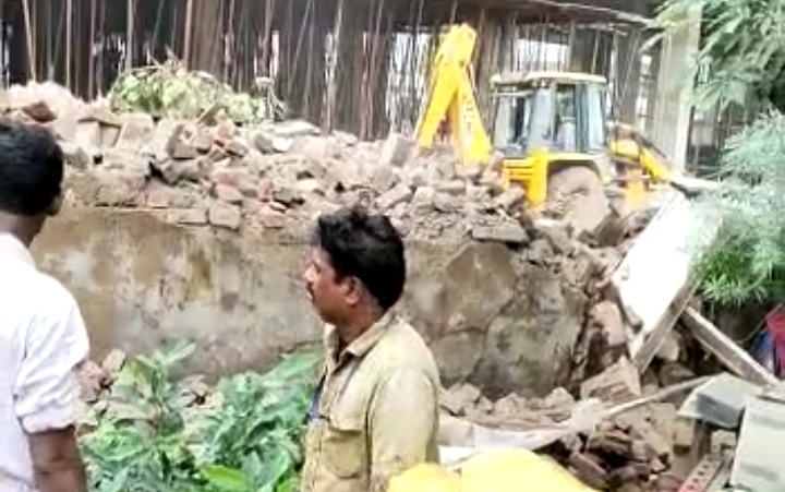 पटना प्रशासन की दबंगई, मुंशी प्रेमचंद के 97 साल पुराने अखबार के दफ्तर को बुलडोजर लगाकर&nbsp;तोड़ा