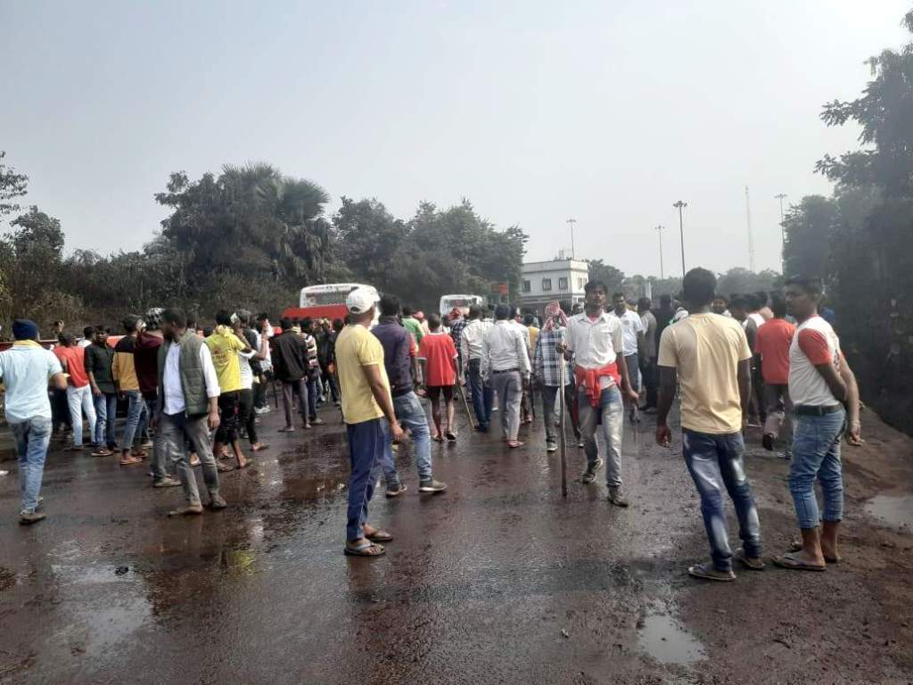 ESL Vedanta में नौकरी की मांग हुई हिंसक, भिड़ंत में सुरक्षाकर्मियों व पुलिसकर्मी समेत कई लोग घायल, प्रबंधन बोला- ये&nbsp;निंदनीय