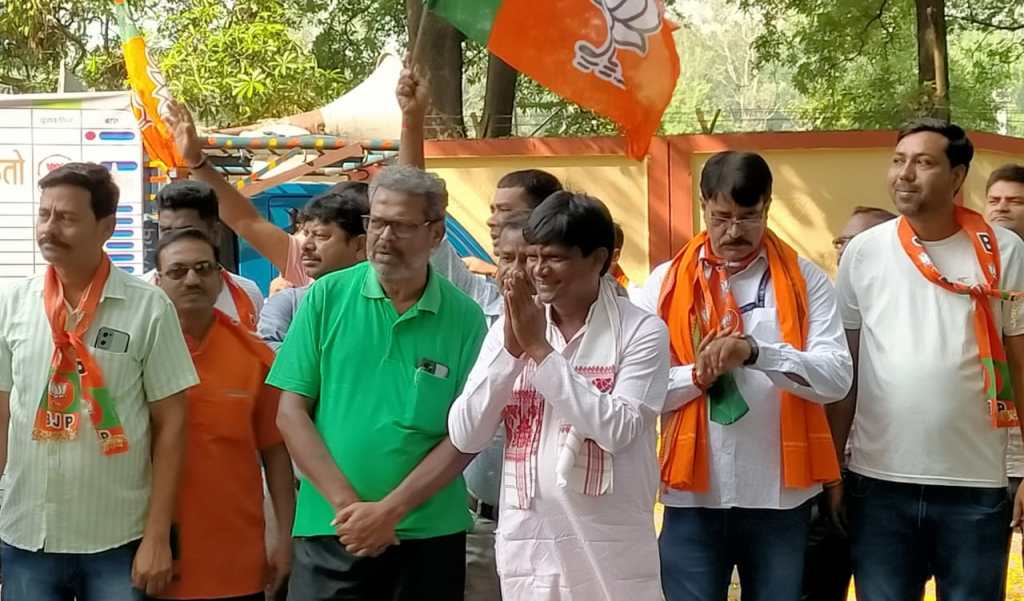 ढुल्लू ने मजदूरों के चरणों की धूल से लगाया टीका, जोड़े हाथ और मांगे&nbsp;वोट