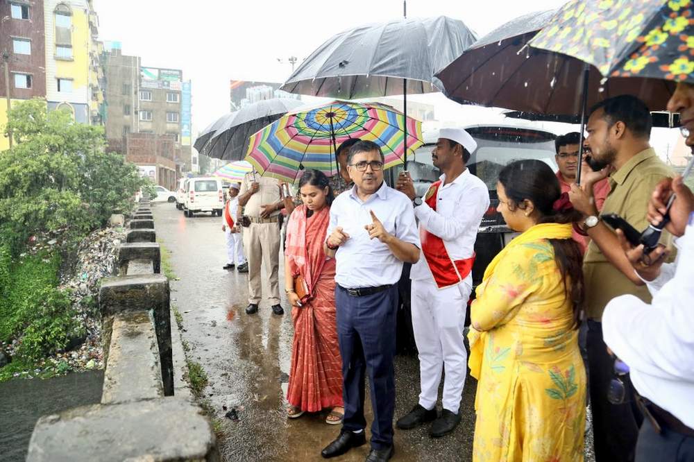बारिश के बीच डीसी खुद पहुंच गए जल-जमाव का जायजा लेने, अफसरों को दिया हालात सुधारने का निर्देश