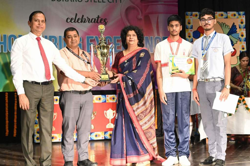 शिक्षा के साथ-साथ ‘अच्छे इंसान’ बनने की अनोखी सीख, 36 साल पुरानी परंपरा का मना&nbsp;जश्न