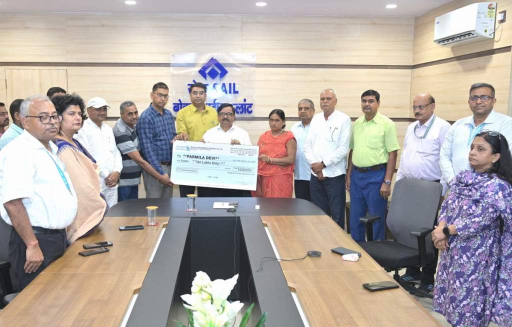 बोकारो स्टील का असाधारण कदम… ठेका श्रमिक के परिवार को 10 लाख रु. का सहारा, BSL ने पेश की मानवता की&nbsp;मिसाल