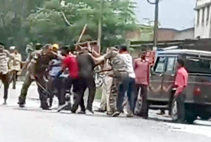 कानून को हाथ में लेने वालों पर चला पुलिस का डंडा, पुलिस पर हमले के 15 आरोपी गिरफ्तार, इनमें 4 महिलाएं&nbsp;भी