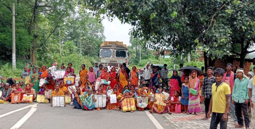 बेरमो में ‘राशन क्रांति’! 3 महीने से राशन नहीं मिलने पर भड़के ग्रामीण, सड़क पर बैठ किया जोरदार&nbsp;हंगामा