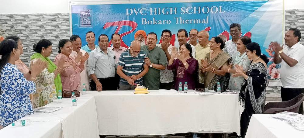 51 साल बाद मिले बिछड़े यार, आंखों में नमी और दिल में वादे लेकर जुदा हुए DVC हाई स्कूल के पूर्व&nbsp;छात्र