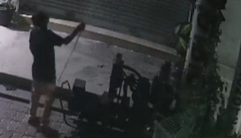 सावधान! करंट दौड़ते तार से भी तांबा निकाल बेच देते हैं ये चोर, CCTV में कैद हुईं चौंकाने वाली तस्वीरें, देखें&nbsp;Video