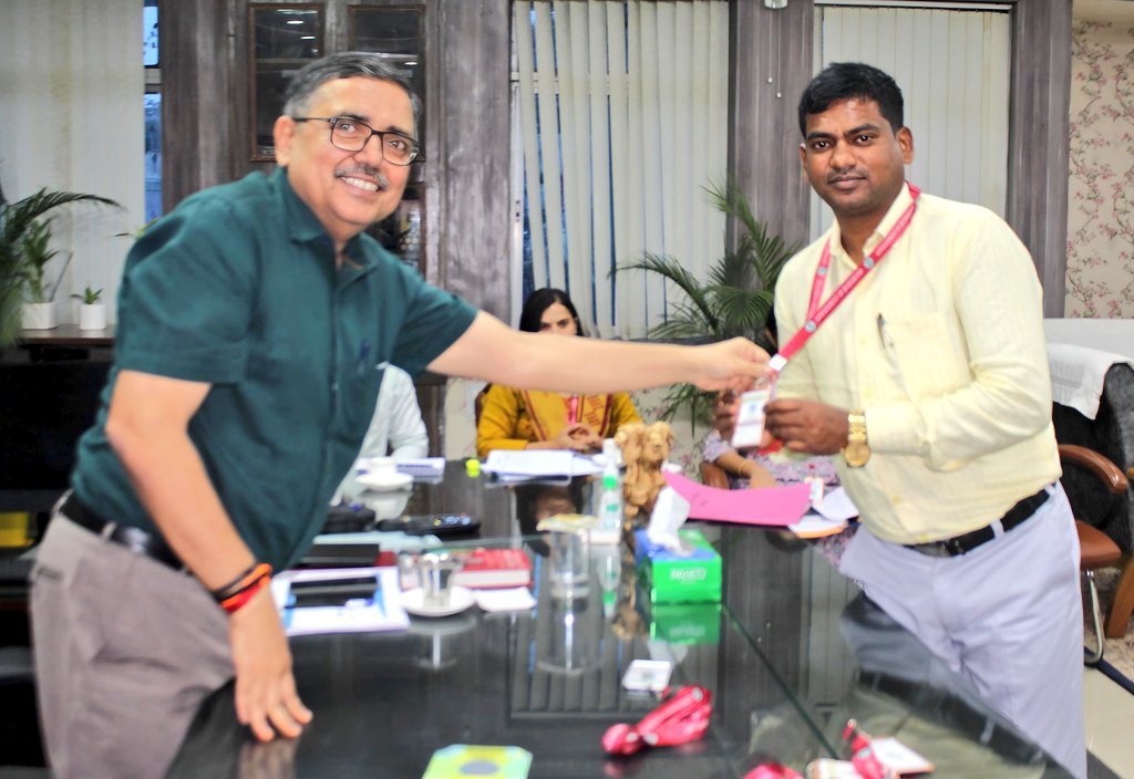 बोकारो प्रशासन में ‘कॉरपोरेट अनुशासन’ की दस्तक, उपायुक्त ने अधिकारियों को बांटे आईडी कार्ड, पारदर्शिता पर&nbsp;जोर