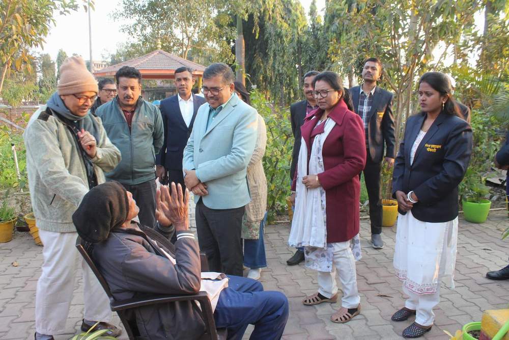 मकर संक्रांति पर पत्नी के साथ दिव्यांग बच्चों और बुजुर्गों के बीच जा पहुंचे DC, साझा कीं&nbsp;खुशियां