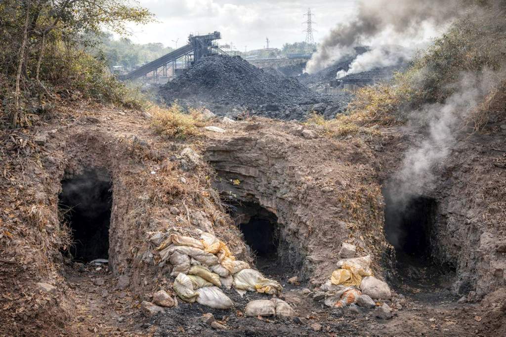 बड़े हादसे का इंतजार कर रहा CCL?… PO आवास की नाक के नीचे चल रहीं अवैध खदानें, कोयला माफिया बेखौफ