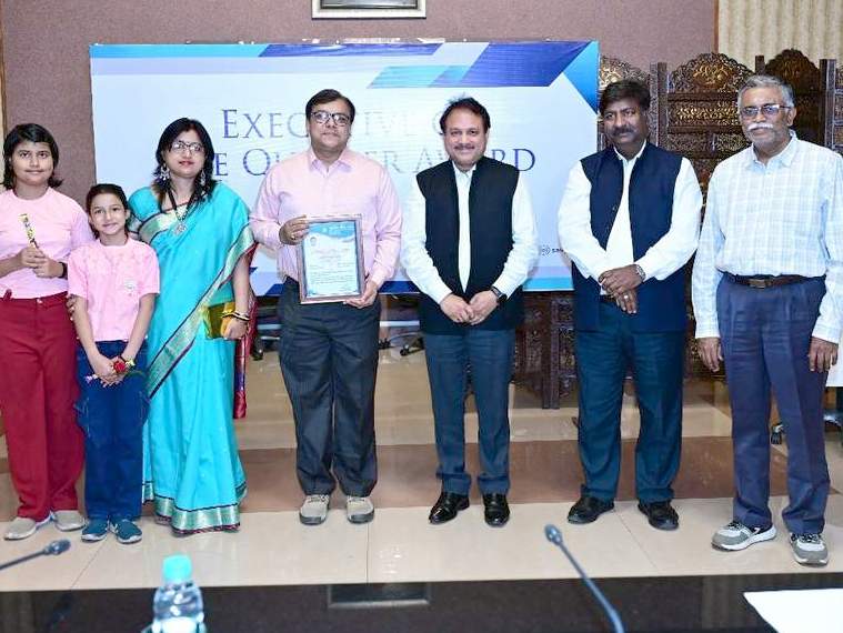 बोकारो स्टील के ‘नवरत्नों’ का सम्मान… डीआई प्रिय रंजन ने यूं थपथपाई ‘जांबाजों’ की पीठ